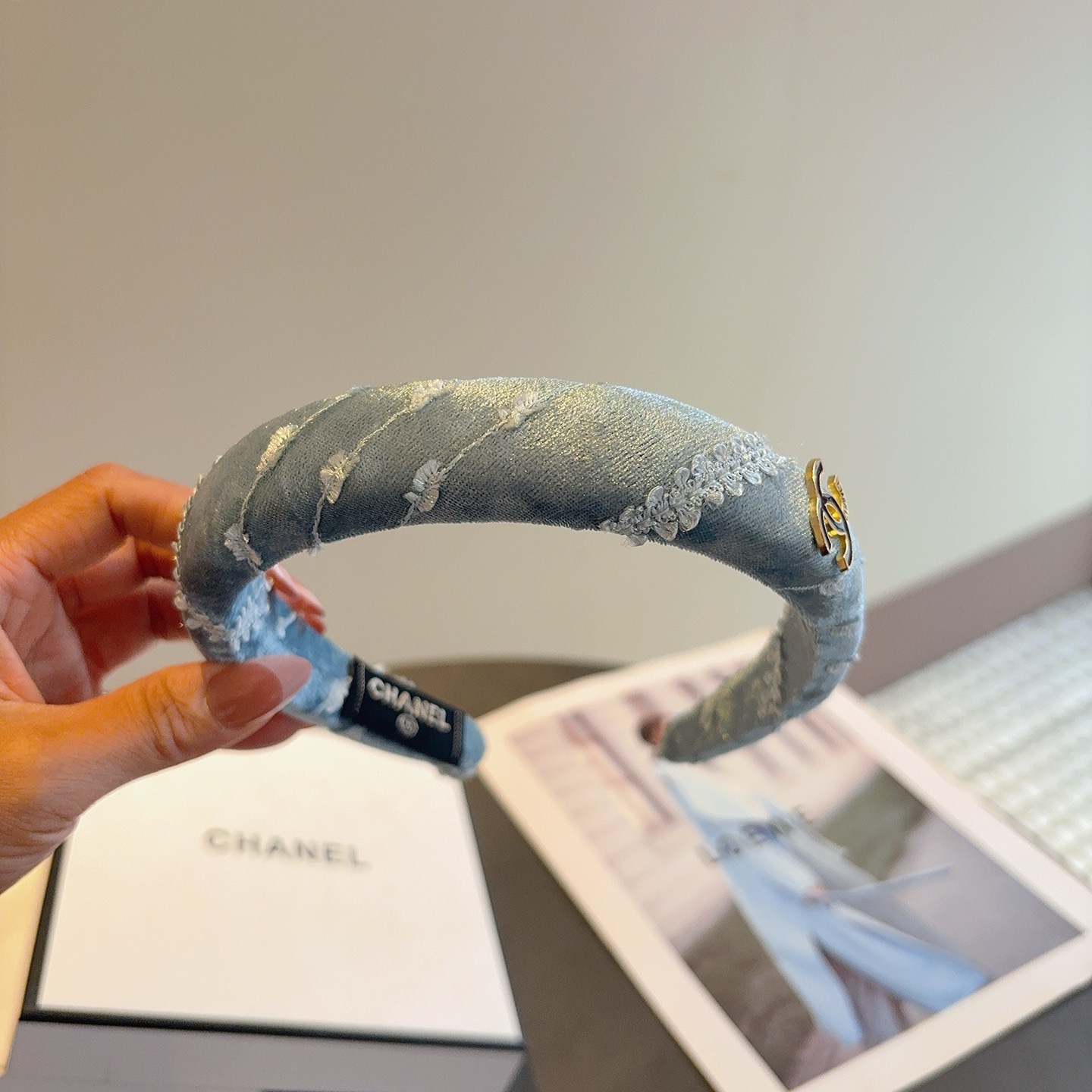 配包装CHANEL（香奈儿）最新款小香发箍，复古头箍，网红爆款推荐 搭配高端材质，超精致，时尚百搭。