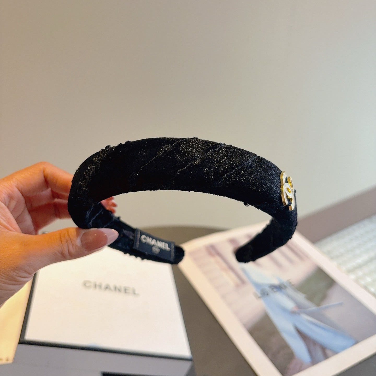 配包装CHANEL（香奈儿）最新款小香发箍，复古头箍，网红爆款推荐 搭配高端材质，超精致，时尚百搭。