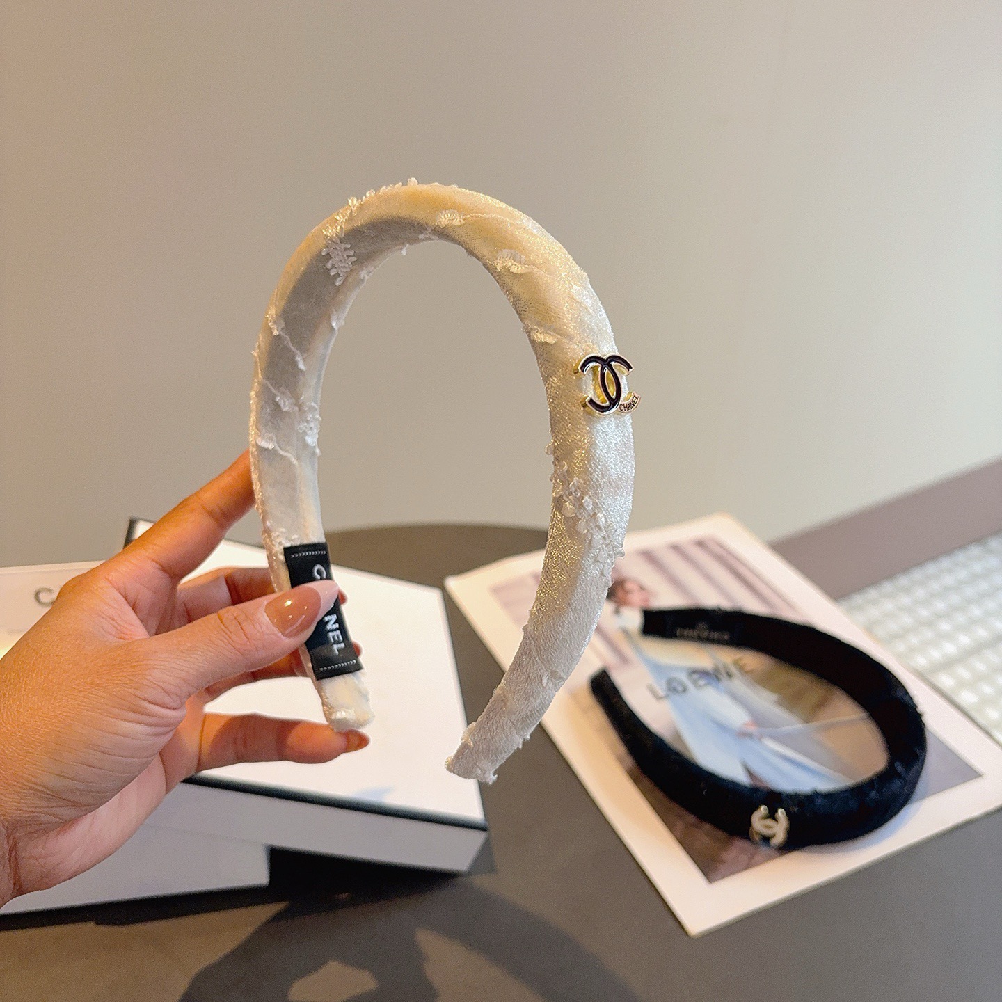 配包装CHANEL（香奈儿）最新款小香发箍，复古头箍，网红爆款推荐 搭配高端材质，超精致，时尚百搭。