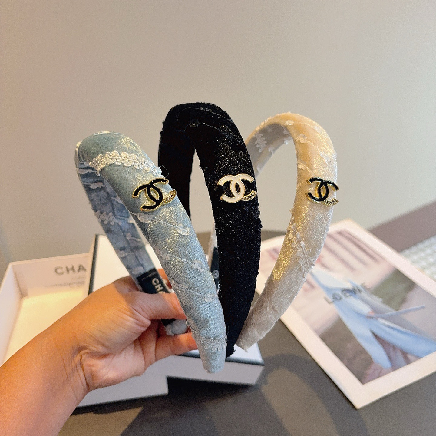 配包装CHANEL（香奈儿）最新款小香发箍，复古头箍，网红爆款推荐 搭配高端材质，超精致，时尚百搭。