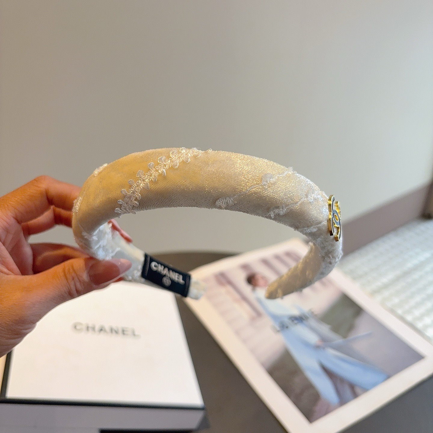 配包装CHANEL（香奈儿）最新款小香发箍，复古头箍，网红爆款推荐 搭配高端材质，超精致，时尚百搭。