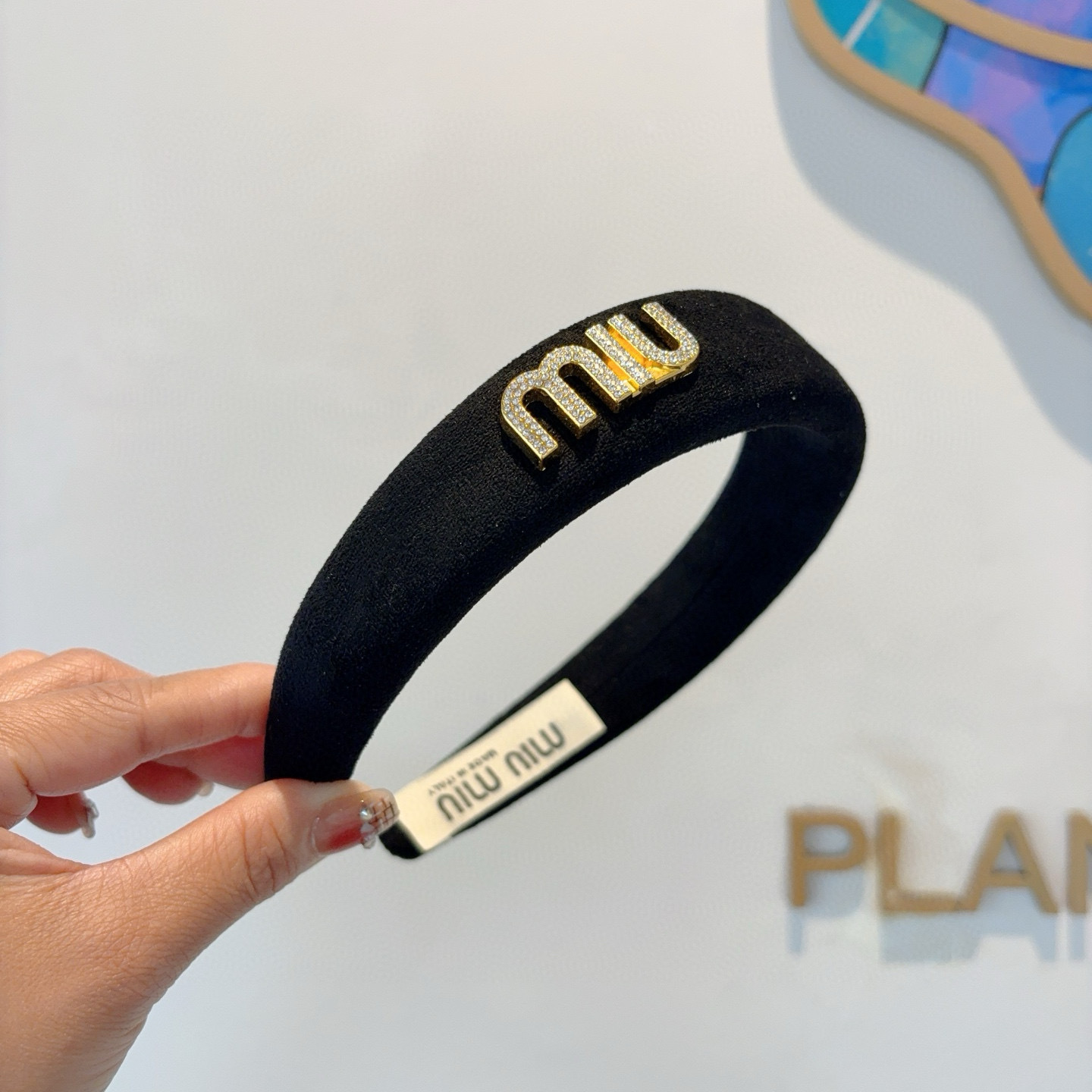 配包装miumiu 缪缪 最新款定制发箍，时尚潮流头箍 细节全部实拍！特制面料非常显质感、经典而又永不过