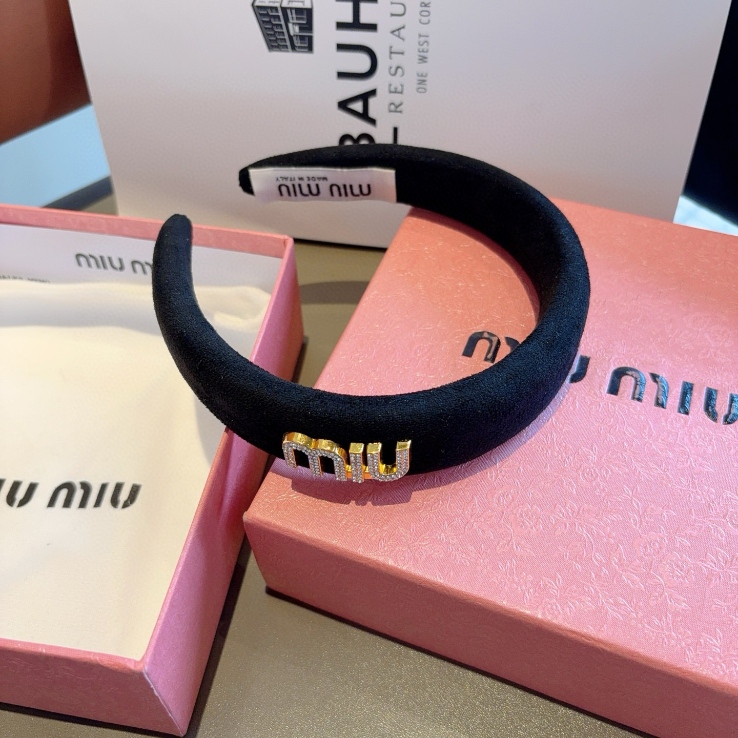 配包装miumiu 缪缪 最新款定制发箍，时尚潮流头箍 细节全部实拍！特制面料非常显质感、经典而又永不过