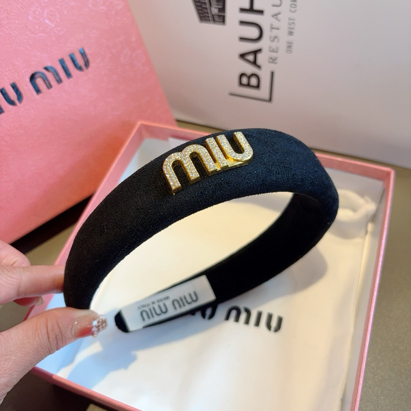 配包装miumiu 缪缪 最新款定制发箍，时尚潮流头箍 细节全部实拍！特制面料非常显质感、经典而又永不过
