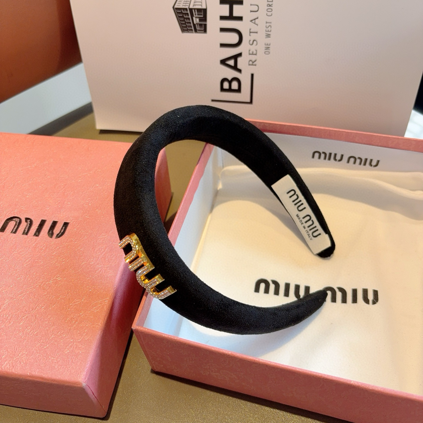 配包装miumiu 缪缪 最新款定制发箍，时尚潮流头箍 细节全部实拍！特制面料非常显质感、经典而又永不过