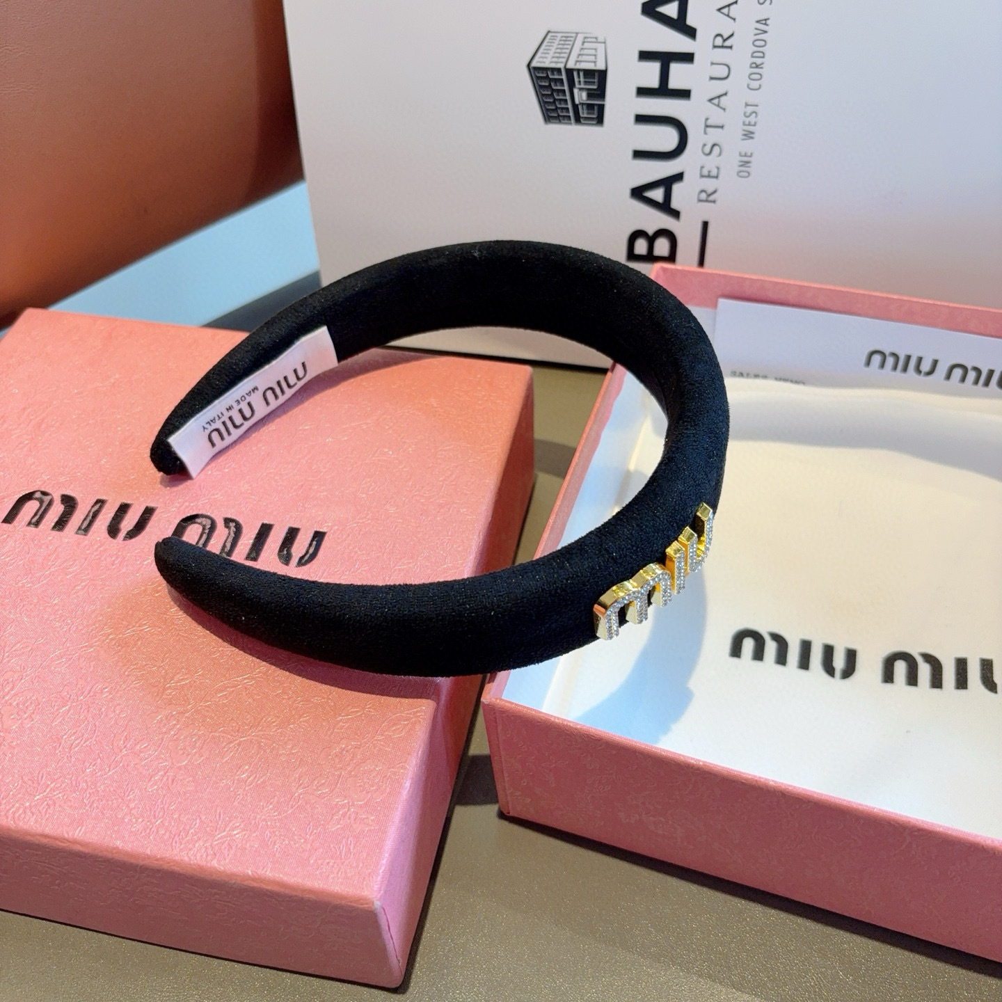 配包装miumiu 缪缪 最新款定制发箍，时尚潮流头箍 细节全部实拍！特制面料非常显质感、经典而又永不过