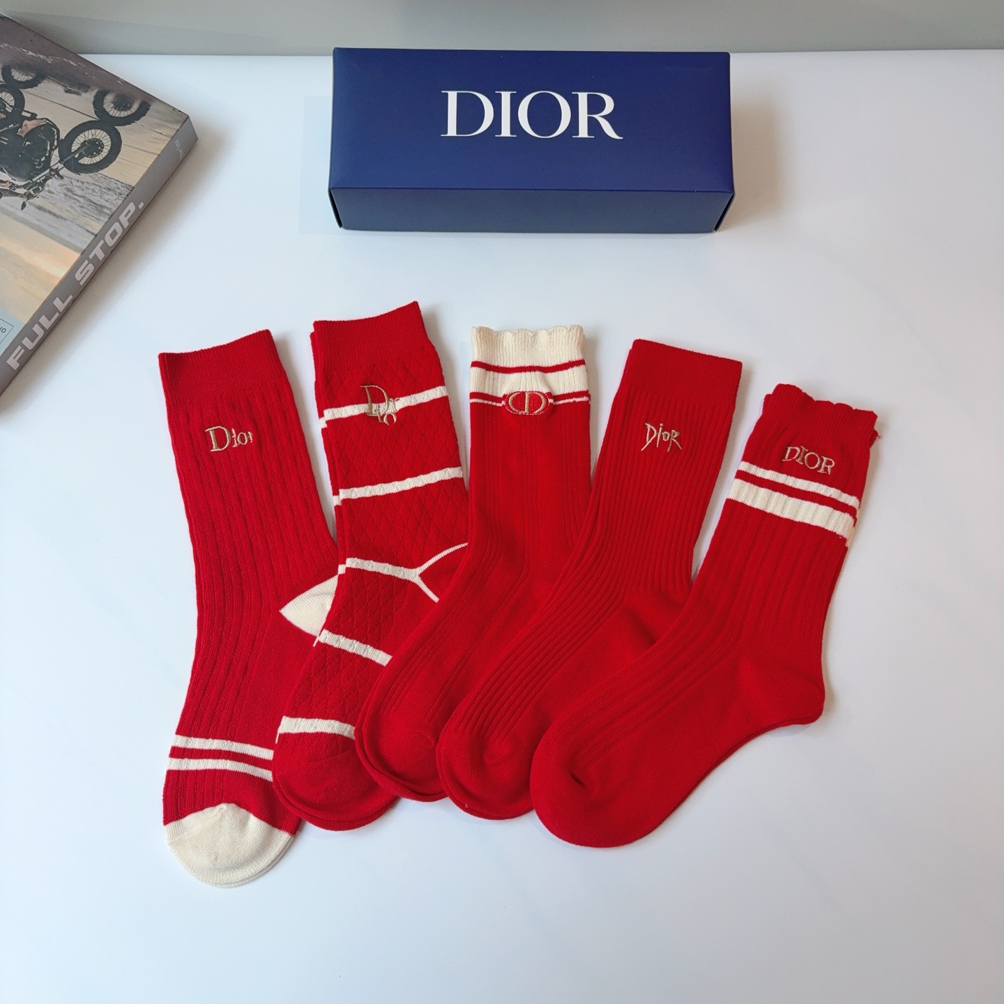 NO:718977,Comes with packaging (5 pairs in a box) Dior Dior's new embroidered long festive red socks, cashmere fabric, classic personality, fashionable and versatile, you deserve it Socks, stockings, socks, dior, dior, socks19860909配包装（一盒5双） Dior 迪奥新款刺绣长筒喜庆红色袜子 羊绒面料,经典个性时尚百搭款,你值得拥有哦袜子,丝袜,袜子,dior,dior,socks,accessory