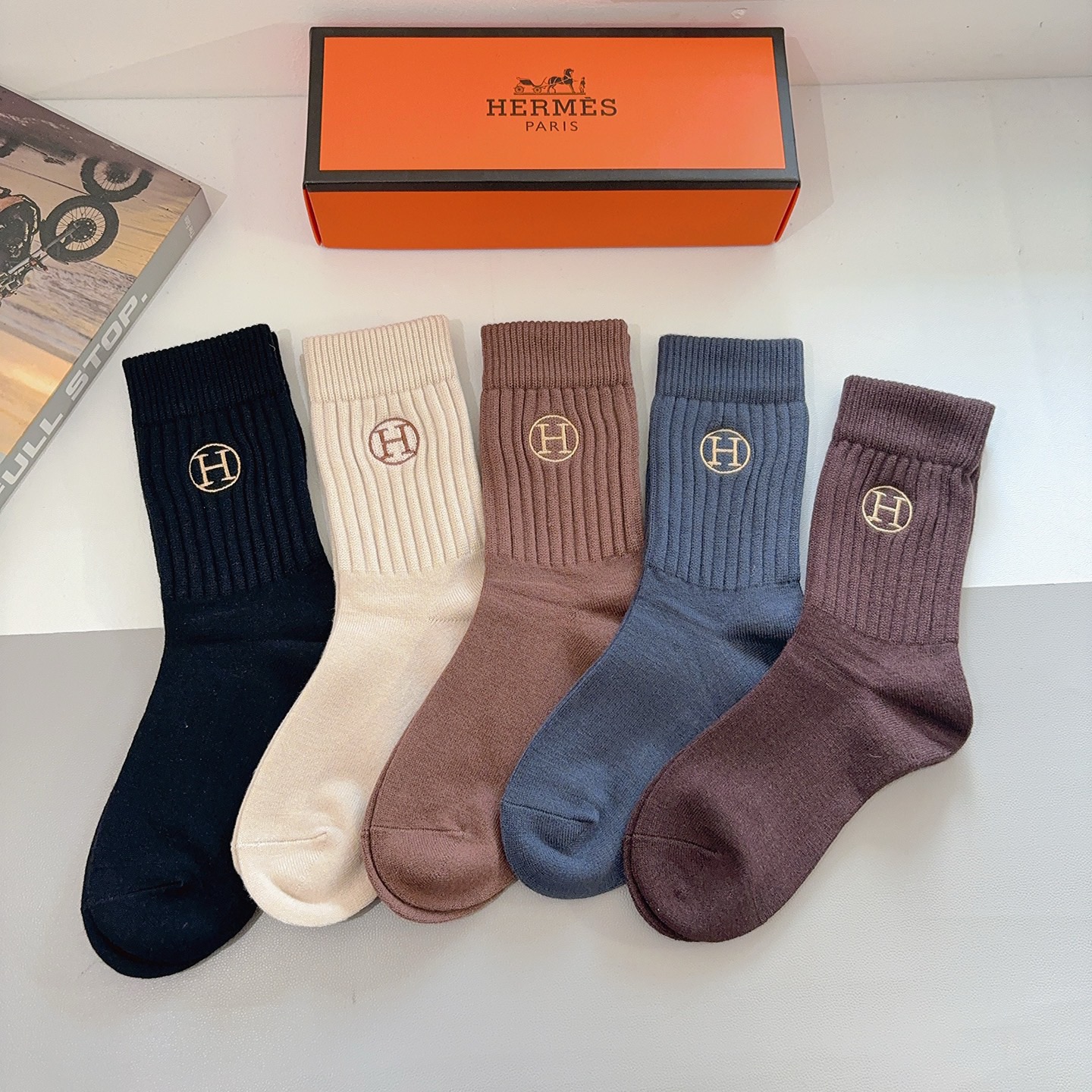 NO:718978,Comes with packaging [5 pairs in a box] HERMES high version embroidered cashmere stockings, a must-have for fashionistas, stockings purchased from fashion counters, super easy to match!  socks, stockings, socks, hermes, hermes, socks19860909配包装【一盒5双】 HERMES（爱马仕）高版本刺绣羊绒长筒袜子潮人必不可少的时尚专柜代购长筒袜子 ,超级好搭配！袜子,丝袜,袜子,hermes,hermes,socks,accessory