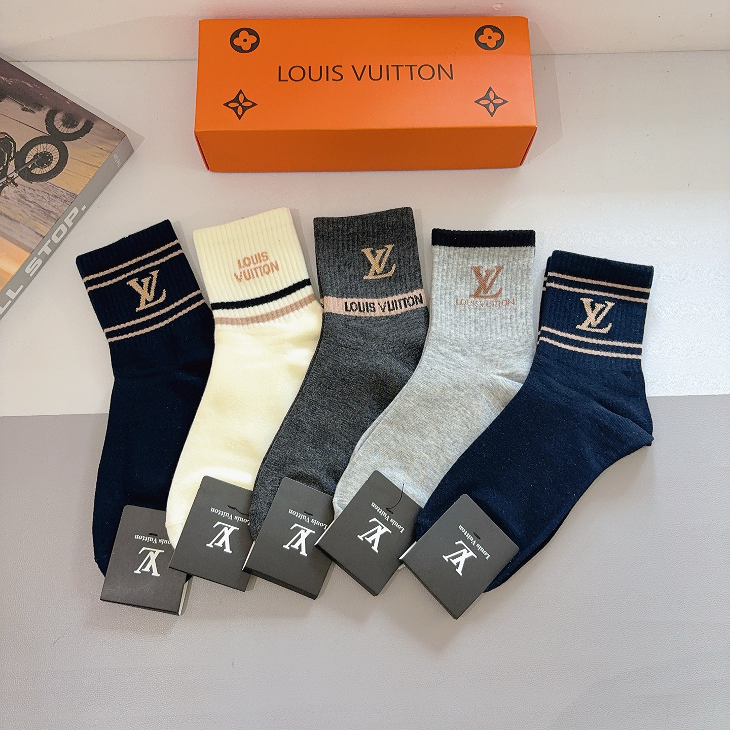 NO:718984,Comes with packaging (5 pairs in a box) LV Louis Vuitton super popular men's mid-calf socks, pure cotton fabric, a must-have for fashionistas, personalized, fashionable and versatile!  You deserve it! Super soft material, comfortable and breathable!  socks, stockings, socks, louis vuitton, louis vuitton, socks19860909配包装（一盒5双） LV 路易威登 超火爆男款中筒袜子、纯棉面料,潮人必备款,个性时尚百搭款,！你值得拥有哦超柔软材质,舒适透气！袜子,丝袜,袜子,louis vuitton,louis vuitton,socks,accessory