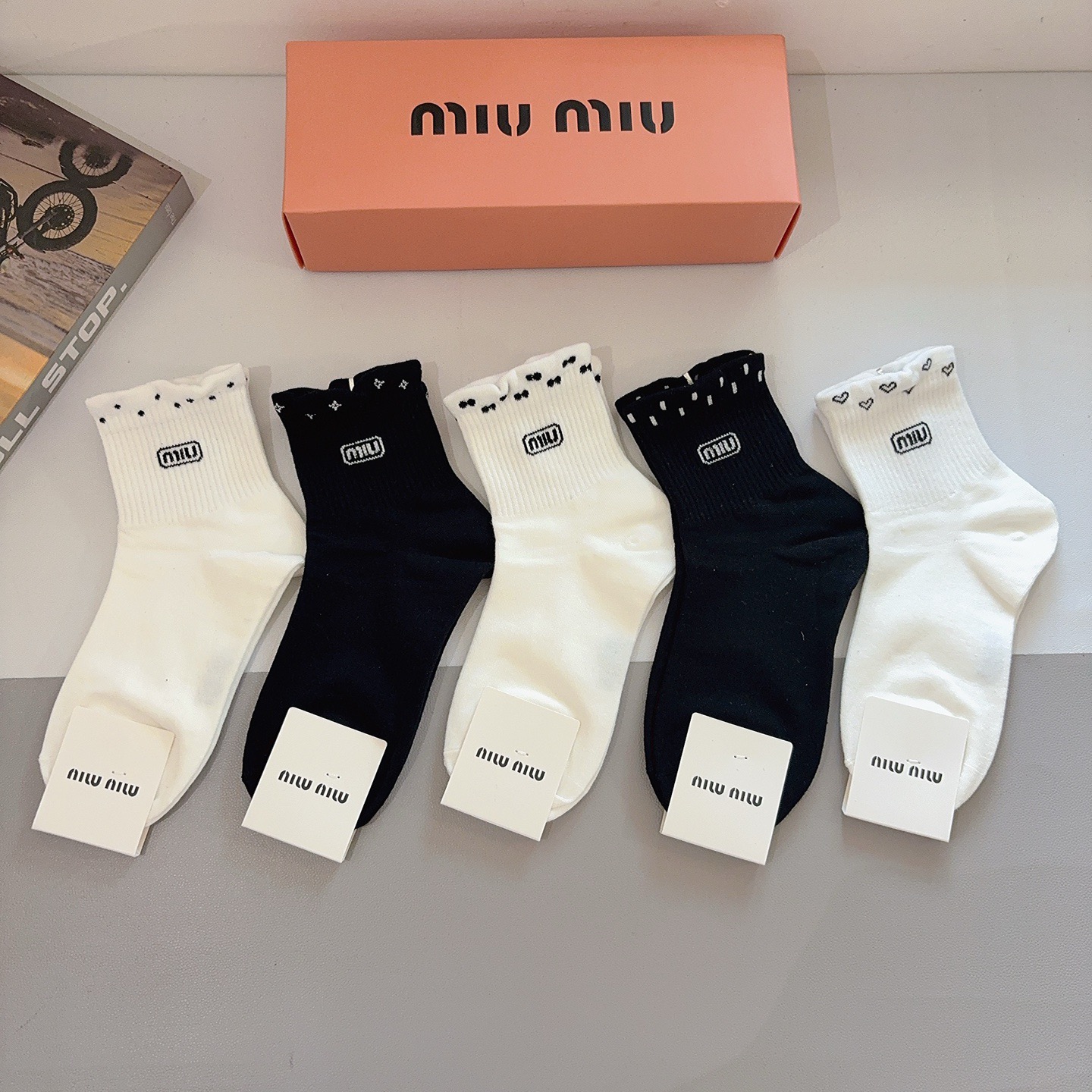 NO:719021,Comes with packaging [5 pairs in a box] miumiu · Miumiu High-quality super popular mid-calf socks recommended by ins stars and internet celebrities. Made of pure cotton, light, soft and breathable, suitable for all seasons, a must-have for the streets of Europe and the United States. Socks, stockings, socks, miumiu, socks19860909配包装【一盒5双】 miumiu · 缪缪 高品质超级爆款网红中筒袜子ins明星网红推荐火爆至极纯棉材质,轻薄柔软透气,四季通用,欧美大牌街头必备 袜子,丝袜,袜子,miumiu,socks,accessory