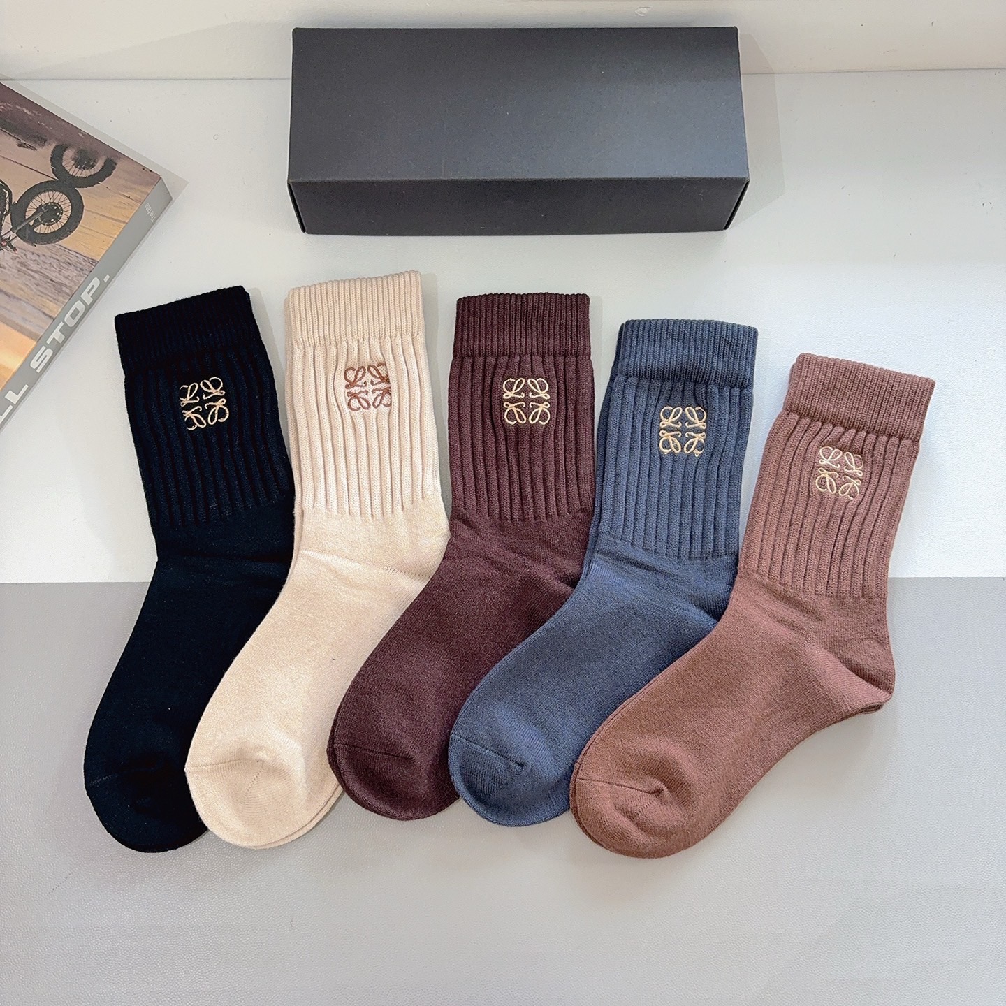 NO:718998,Comes with packaging [5 pairs in a box] LOEWE high-version cashmere embroidered stockings, a must-have fashion counter for purchasing stockings for hipsters, great for matching socks, stockings, socks, loewe, loewe, socks19860909配包装【一盒5双】 LOEWE 罗意威 高版本羊绒刺绣长筒袜子潮人必不可少的时尚专柜代购长筒袜子 ,超好搭配袜子,丝袜,袜子,loewe,loewe,socks,accessory