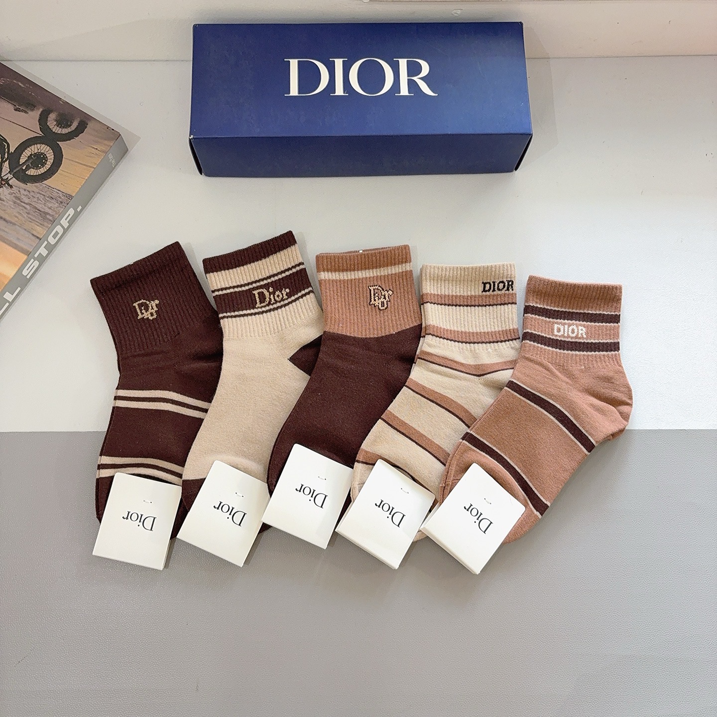NO:719004,Comes with packaging (5 pairs in a box) Dior’s new letter-knot socks!  Hot style letter counter synchronized mid-calf socks, big brands out on the street, fashionable people must have super matching socks, stockings, socks, dior, dior, socks19860909配包装（一盒5双） Dior 迪奥 新款字母罗口中筒袜子！爆款字母专柜同步中筒袜,大牌出街,潮人必备超好搭袜子,丝袜,袜子,dior,dior,socks,accessory