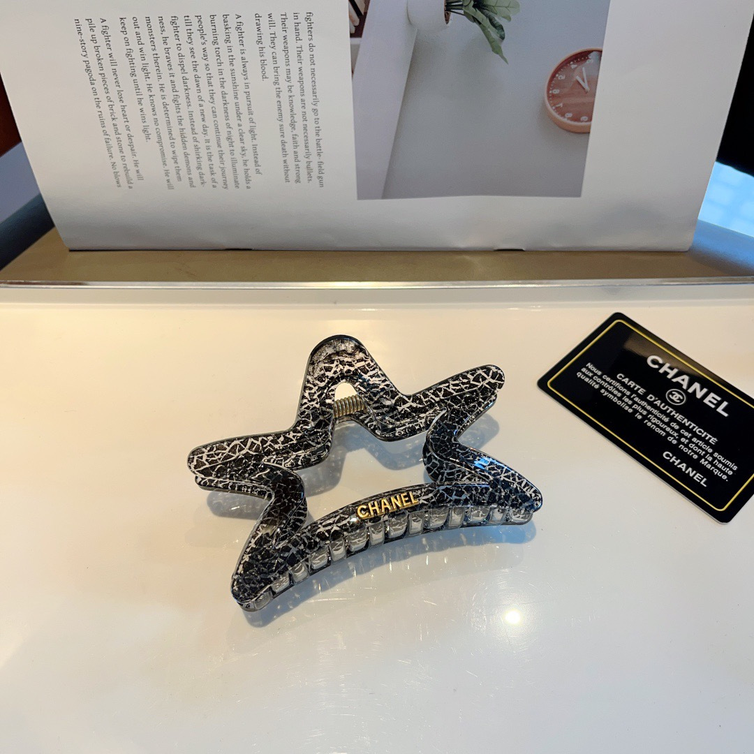 配包装CHANEL（香奈儿）新款手工五角星形网红抓夹，高级感字母简约复古发夹原单货，潮流时尚百搭款！