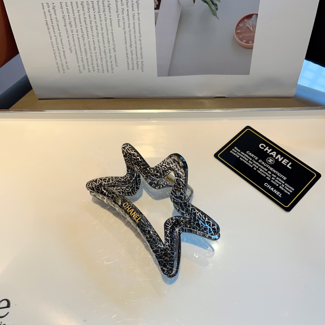 配包装CHANEL（香奈儿）新款手工五角星形网红抓夹，高级感字母简约复古发夹原单货，潮流时尚百搭款！