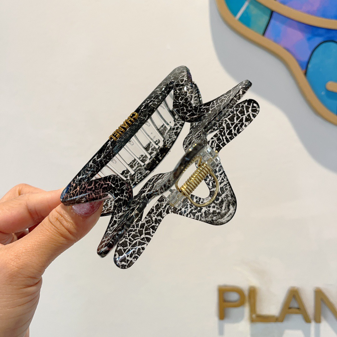 配包装CHANEL（香奈儿）新款手工五角星形网红抓夹，高级感字母简约复古发夹原单货，潮流时尚百搭款！