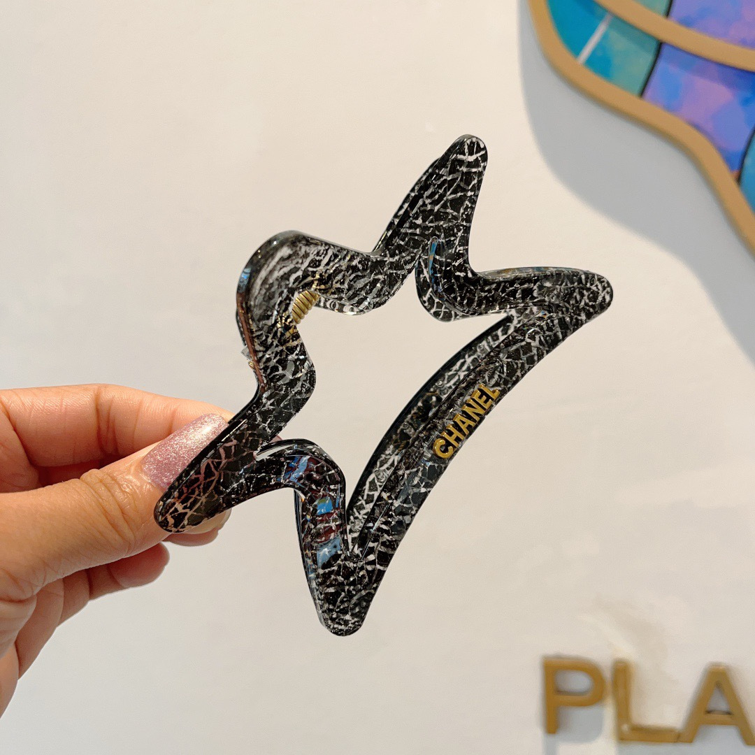 配包装CHANEL（香奈儿）新款手工五角星形网红抓夹，高级感字母简约复古发夹原单货，潮流时尚百搭款！