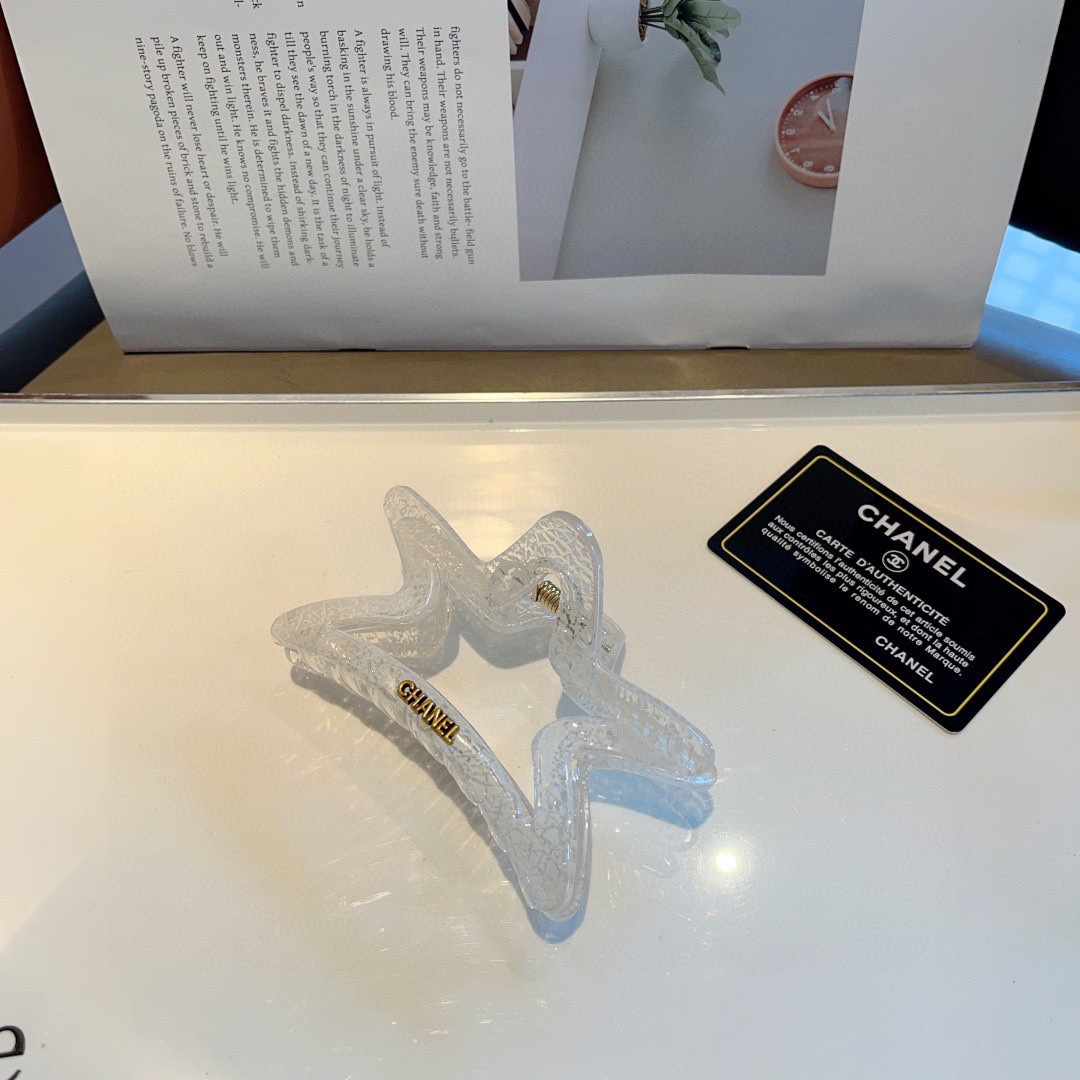 配包装CHANEL（香奈儿）新款手工五角星形网红抓夹，高级感字母简约复古发夹原单货，潮流时尚百搭款！