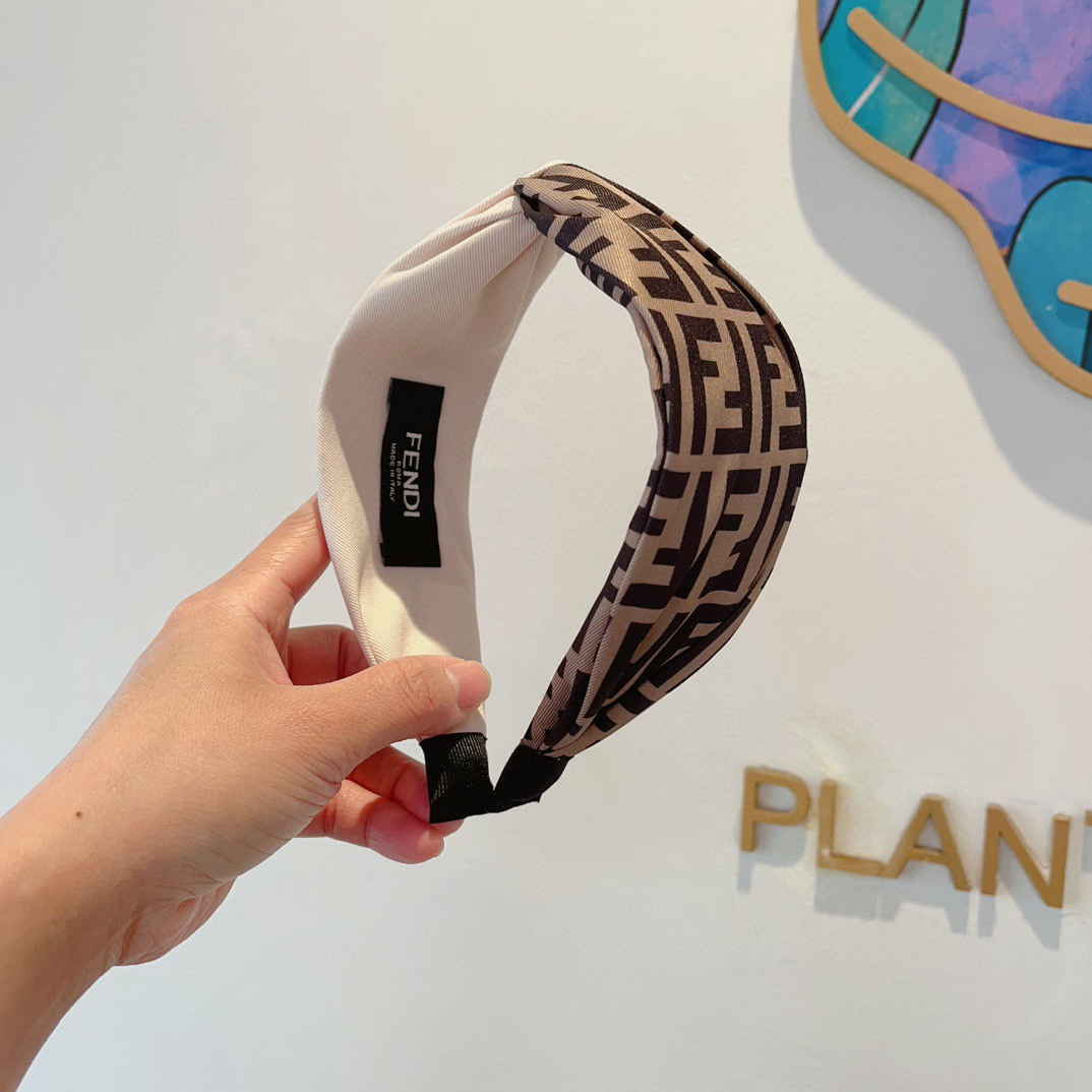 配包装FENDI 芬迪 火爆新款发箍，复古头箍，简约百搭，潮女必备品，超级的高大上！