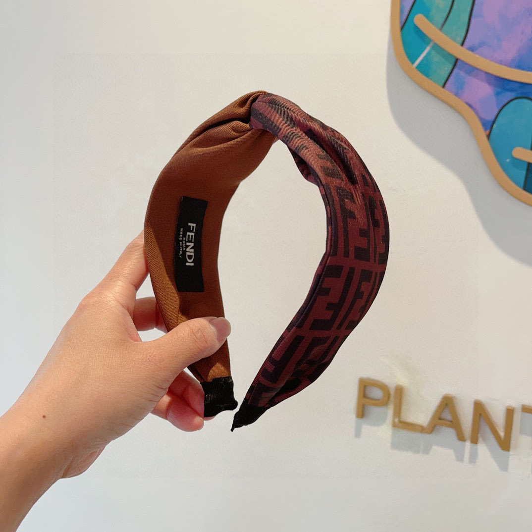 配包装FENDI 芬迪 火爆新款发箍，复古头箍，简约百搭，潮女必备品，超级的高大上！