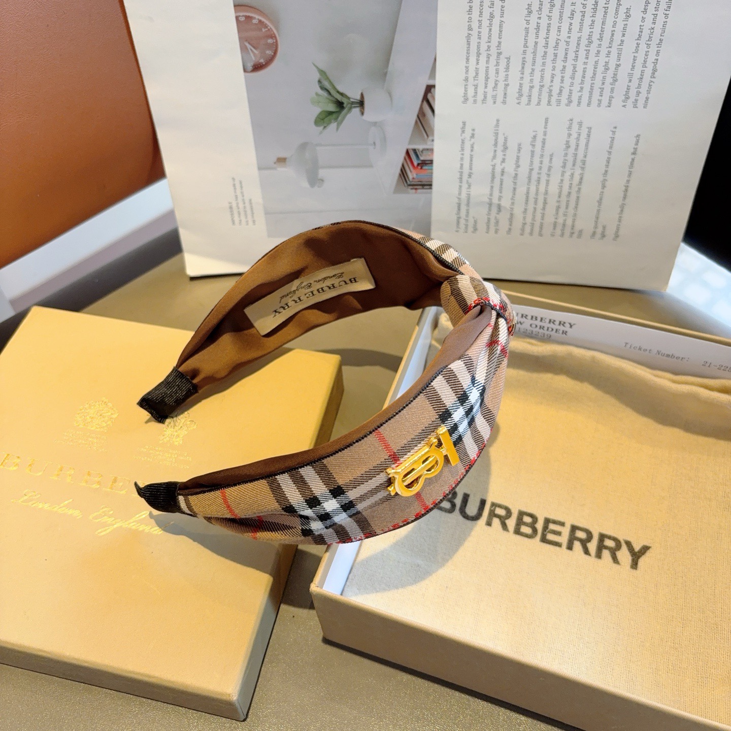 配包装巴宝莉BURBERRY 新款宽版发箍🎀细节全部实拍！非常耐看又百搭、适合各种场合搭配！