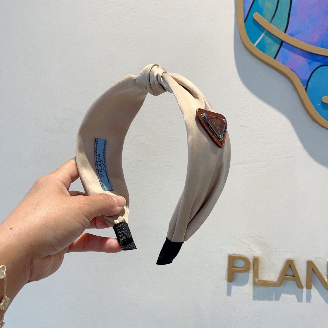 配包装PRADA （普拉达） 倒三角新款潮流字母发箍。气质女神必备单品，非常百搭，时尚潮流， 戴上它满满