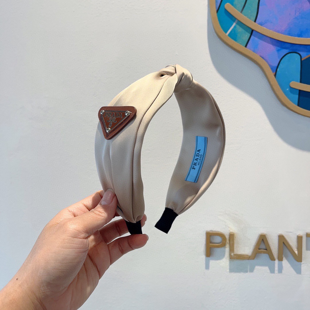 配包装PRADA （普拉达） 倒三角新款潮流字母发箍。气质女神必备单品，非常百搭，时尚潮流， 戴上它满满