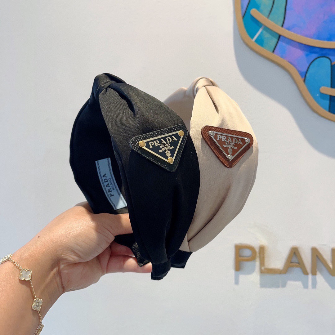 配包装PRADA （普拉达） 倒三角新款潮流字母发箍。气质女神必备单品，非常百搭，时尚潮流， 戴上它满满