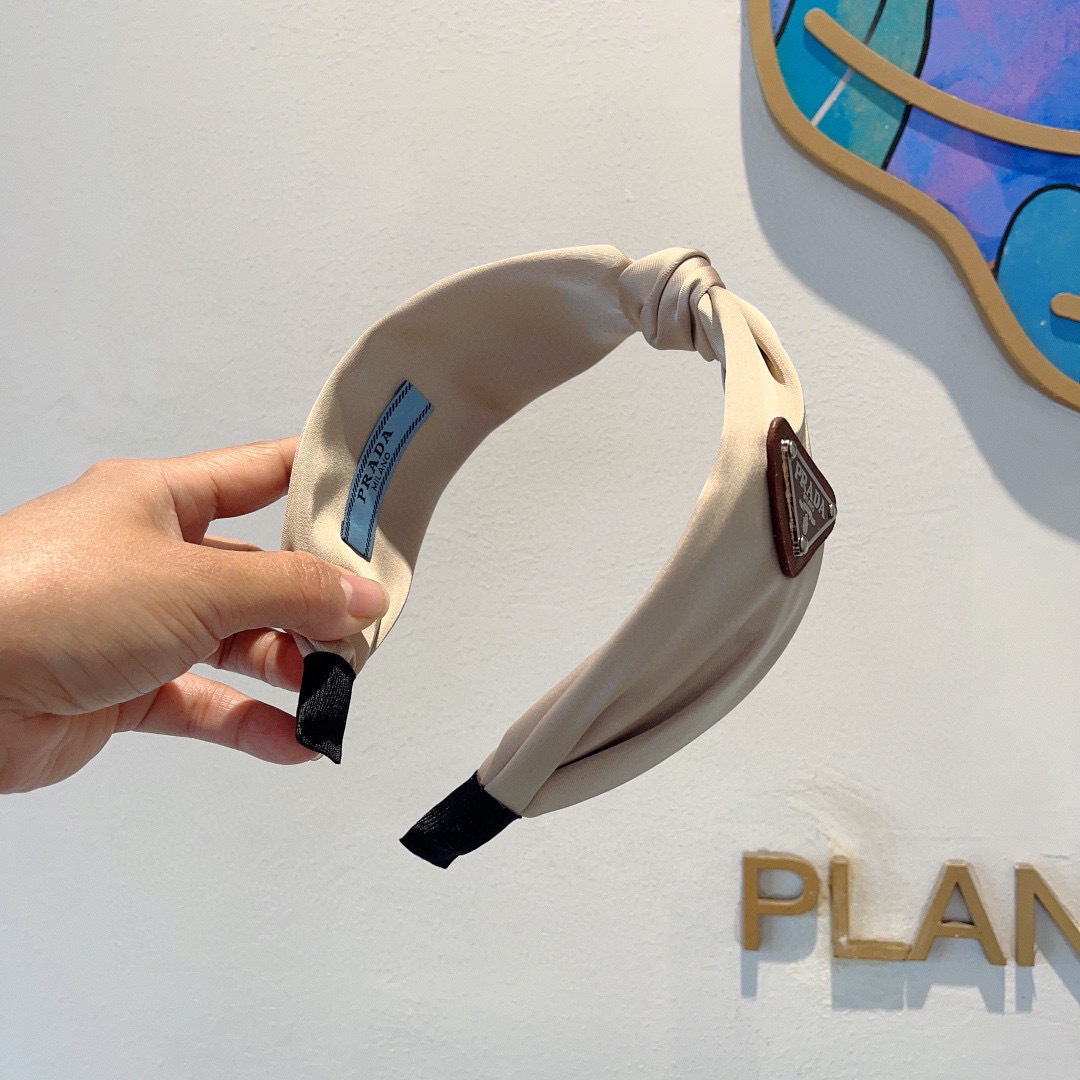 配包装PRADA （普拉达） 倒三角新款潮流字母发箍。气质女神必备单品，非常百搭，时尚潮流， 戴上它满满