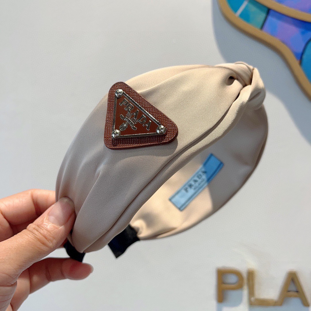 配包装PRADA （普拉达） 倒三角新款潮流字母发箍。气质女神必备单品，非常百搭，时尚潮流， 戴上它满满