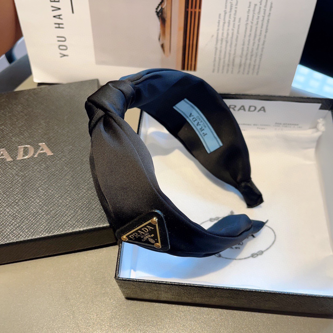配包装PRADA （普拉达） 倒三角新款潮流字母发箍。气质女神必备单品，非常百搭，时尚潮流， 戴上它满满