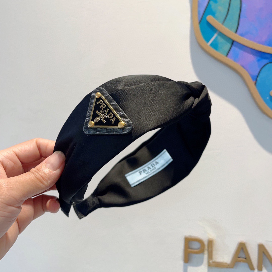 配包装PRADA （普拉达） 倒三角新款潮流字母发箍。气质女神必备单品，非常百搭，时尚潮流， 戴上它满满
