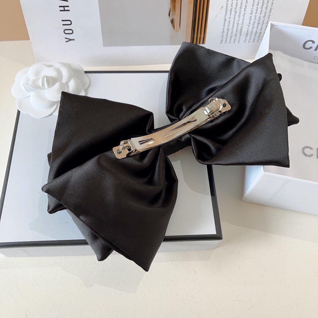 配包装CHANEL （香奈儿）明星同款蝴蝶结山茶花发夹 弹弓夹 网红推荐款♥ 经典蝴蝶结头饰，超级百搭哦