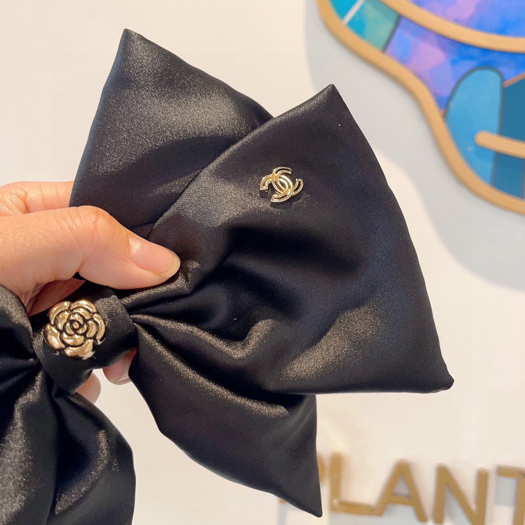 配包装CHANEL （香奈儿）明星同款蝴蝶结山茶花发夹 弹弓夹 网红推荐款♥ 经典蝴蝶结头饰，超级百搭哦