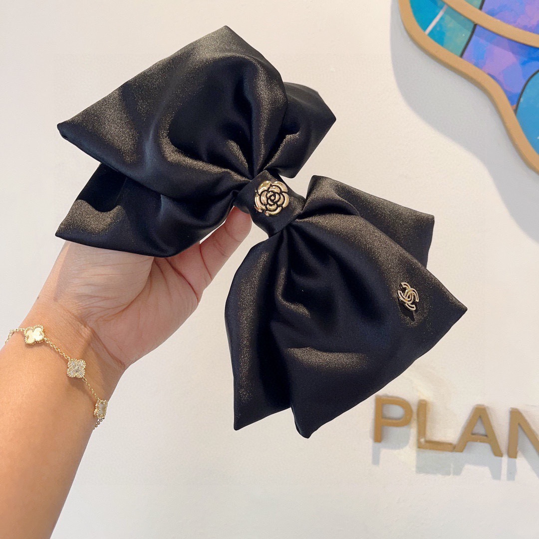 配包装CHANEL （香奈儿）明星同款蝴蝶结山茶花发夹 弹弓夹 网红推荐款♥ 经典蝴蝶结头饰，超级百搭哦