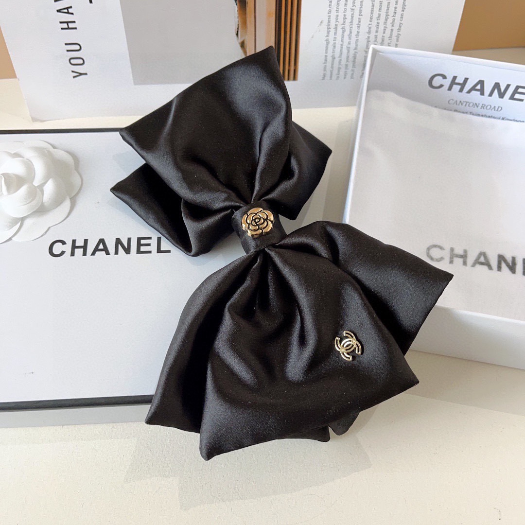 配包装CHANEL （香奈儿）明星同款蝴蝶结山茶花发夹 弹弓夹 网红推荐款♥ 经典蝴蝶结头饰，超级百搭哦