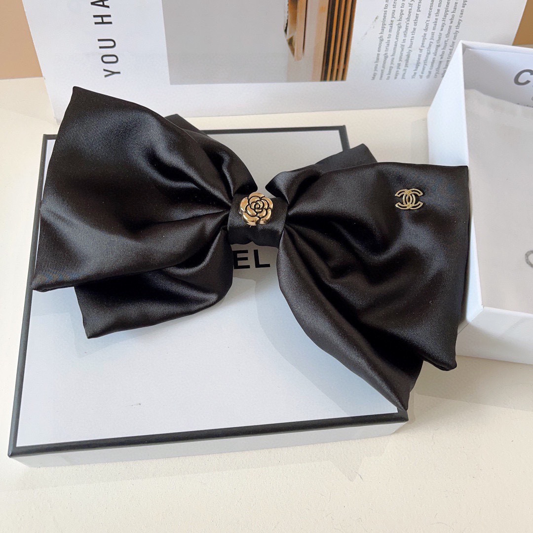 配包装CHANEL （香奈儿）明星同款蝴蝶结山茶花发夹 弹弓夹 网红推荐款♥ 经典蝴蝶结头饰，超级百搭哦