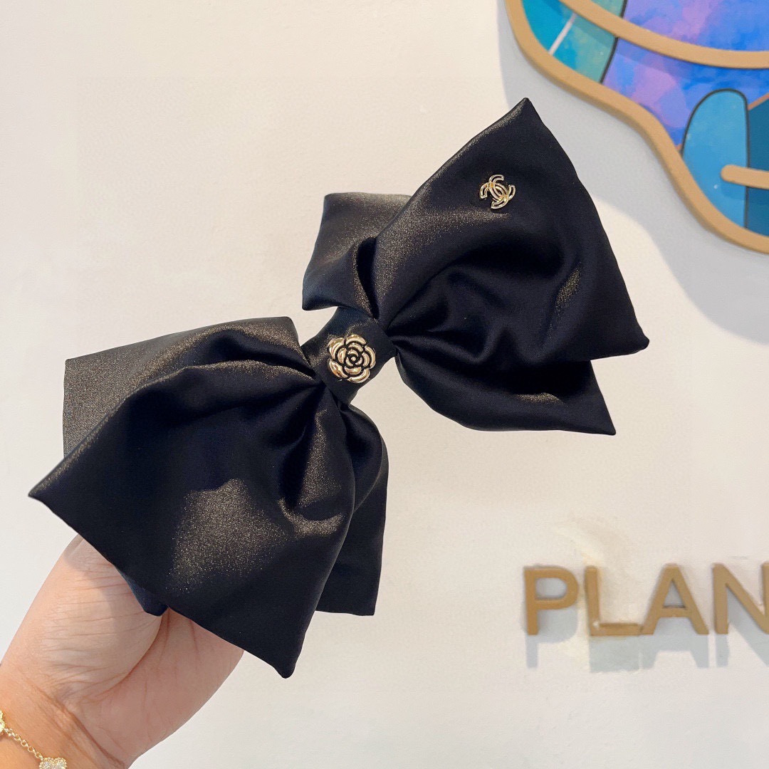配包装CHANEL （香奈儿）明星同款蝴蝶结山茶花发夹 弹弓夹 网红推荐款♥ 经典蝴蝶结头饰，超级百搭哦