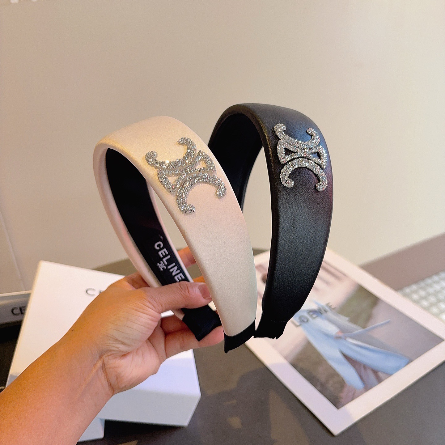 配包装CELINE（赛琳）新款海绵发箍 佩戴舒适无压力，造型搭配必备头箍！非常时尚百搭！女神必备！名媛范