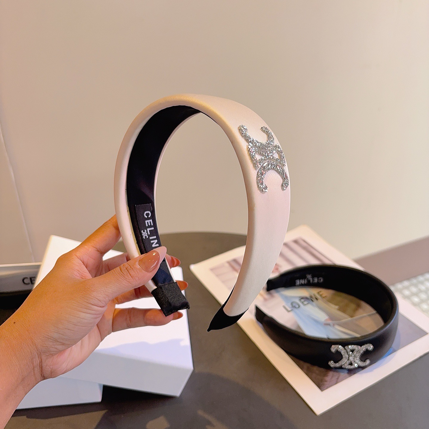 配包装CELINE（赛琳）新款海绵发箍 佩戴舒适无压力，造型搭配必备头箍！非常时尚百搭！女神必备！名媛范