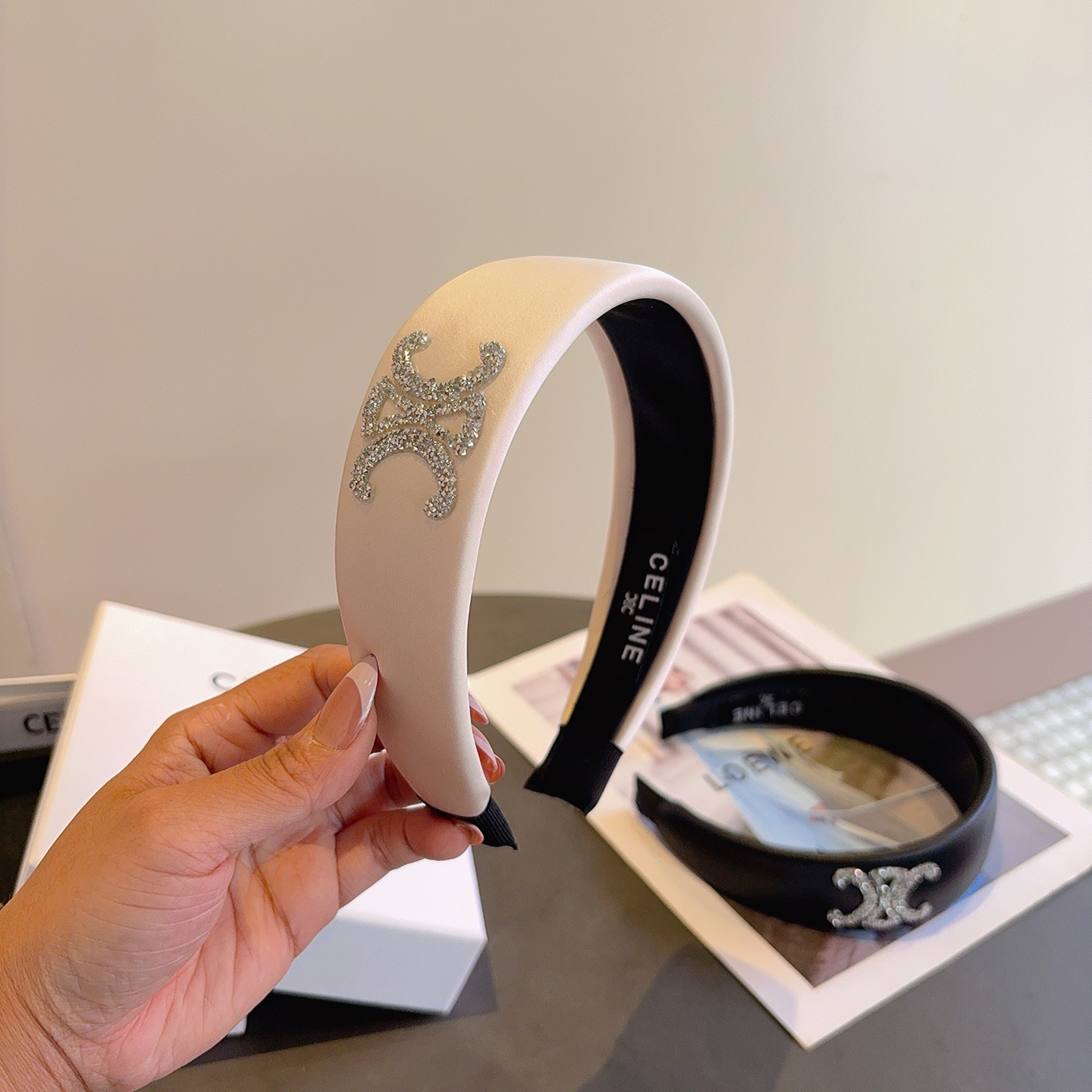 配包装CELINE（赛琳）新款海绵发箍 佩戴舒适无压力，造型搭配必备头箍！非常时尚百搭！女神必备！名媛范