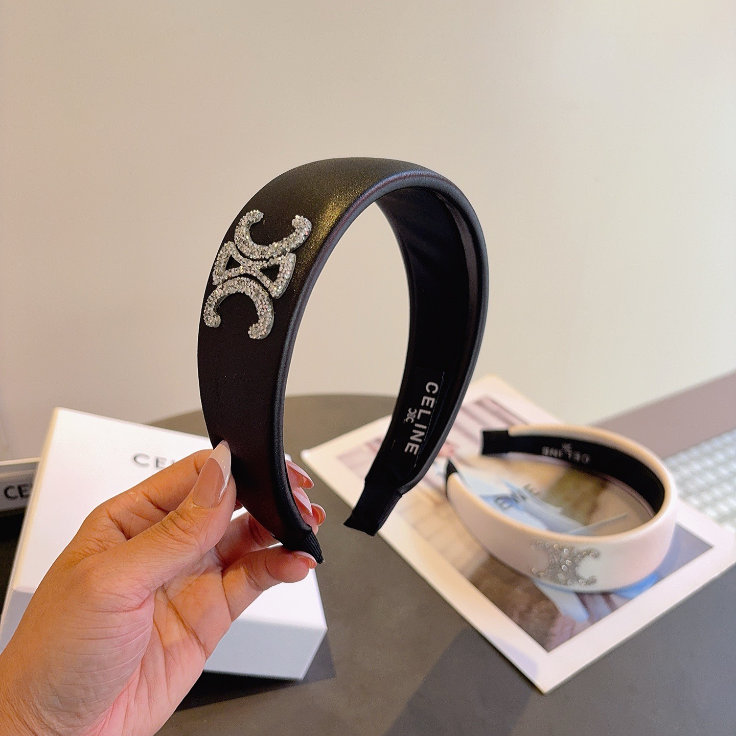 配包装CELINE（赛琳）新款海绵发箍 佩戴舒适无压力，造型搭配必备头箍！非常时尚百搭！女神必备！名媛范