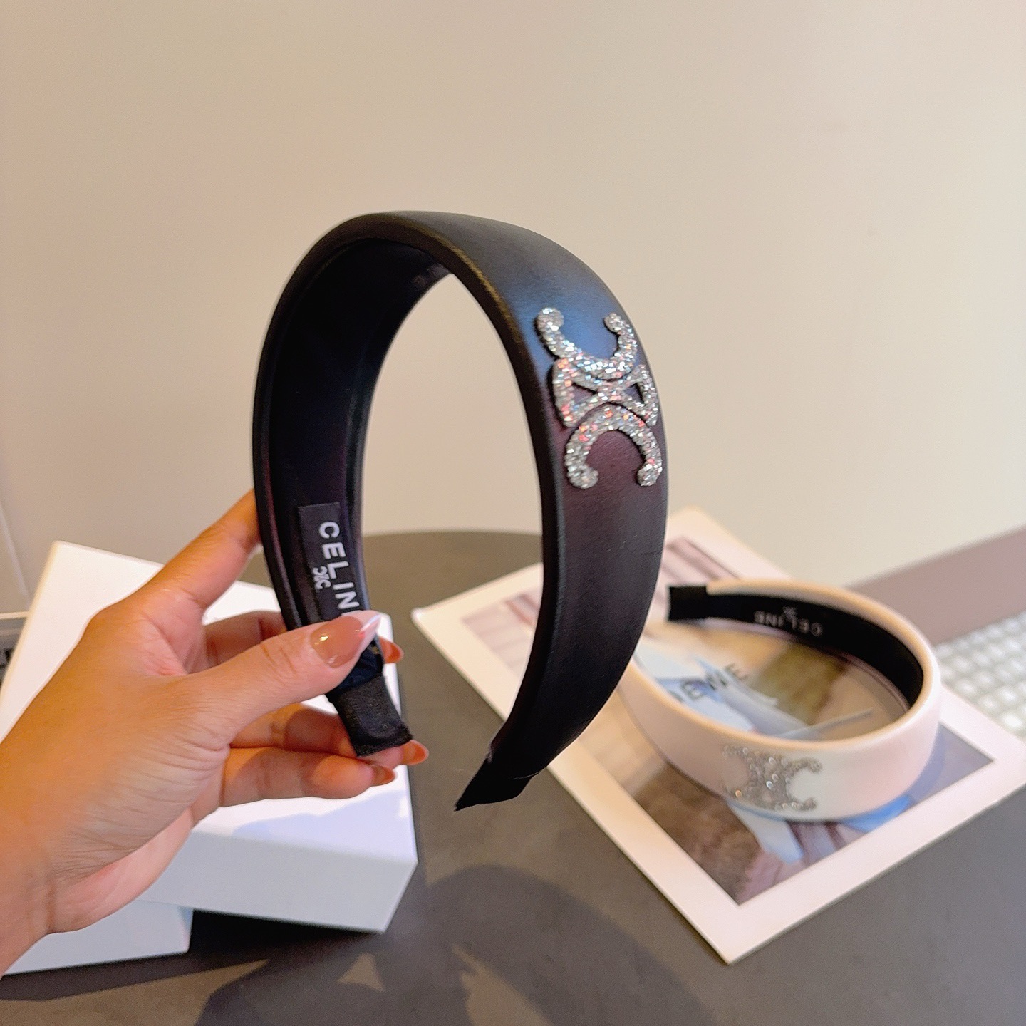 配包装CELINE（赛琳）新款海绵发箍 佩戴舒适无压力，造型搭配必备头箍！非常时尚百搭！女神必备！名媛范