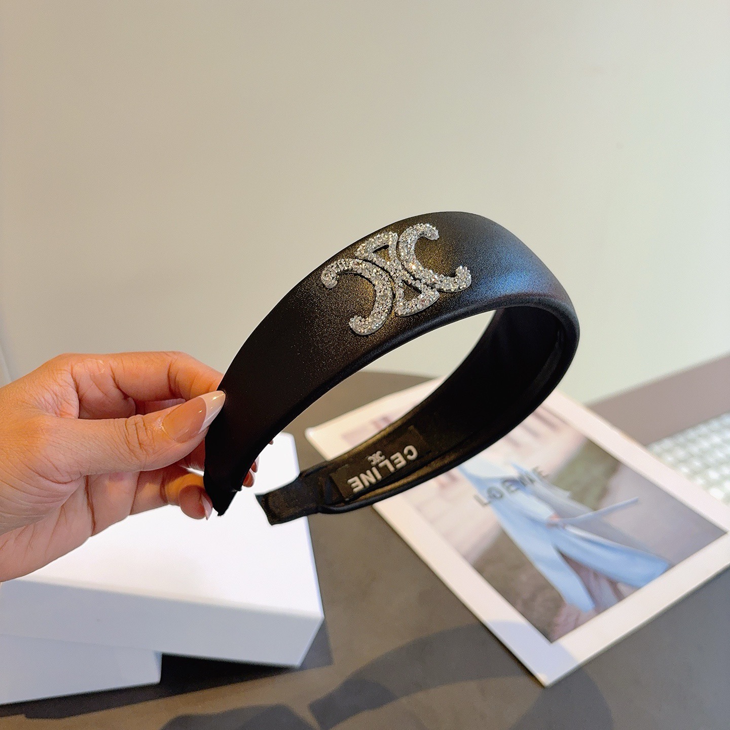 配包装CELINE（赛琳）新款海绵发箍 佩戴舒适无压力，造型搭配必备头箍！非常时尚百搭！女神必备！名媛范