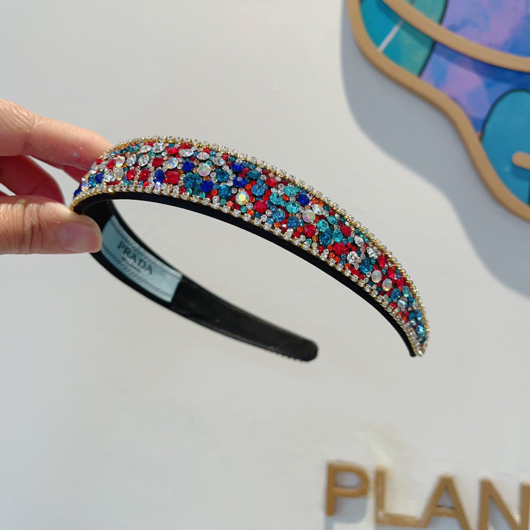 配包装PRADA （普拉达） 欧美新款潮流色彩贴钻发箍，明星同款 女神必备单品，非常百搭，时尚潮流， 戴