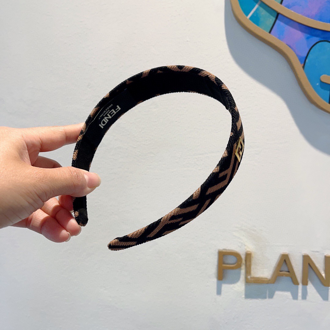 配包装FENDI 芬迪 火爆新款发箍，宽版原单货， 简约百搭，潮女必备品，超级的高大上！