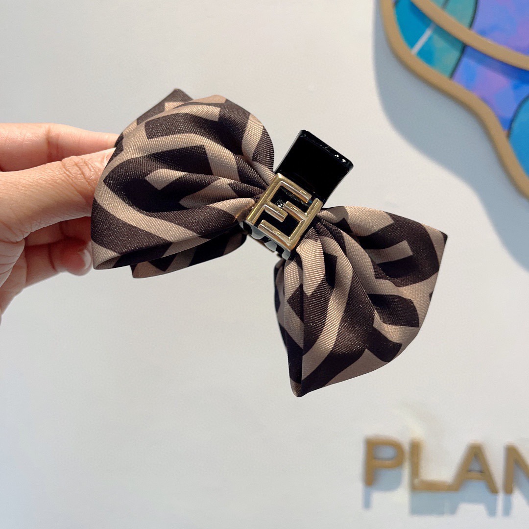 配包装FENDI （芬迪）新款发夹，亚克力抓夹，超精美边，女神必备单品，非常百搭，时尚潮流！