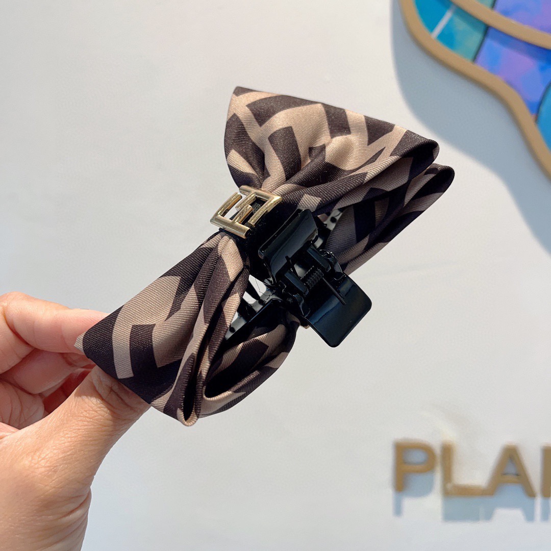 配包装FENDI （芬迪）新款发夹，亚克力抓夹，超精美边，女神必备单品，非常百搭，时尚潮流！