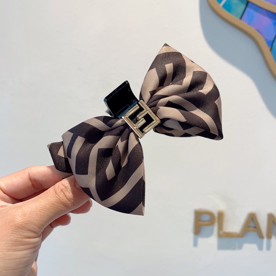 配包装FENDI （芬迪）新款发夹，亚克力抓夹，超精美边，女神必备单品，非常百搭，时尚潮流！