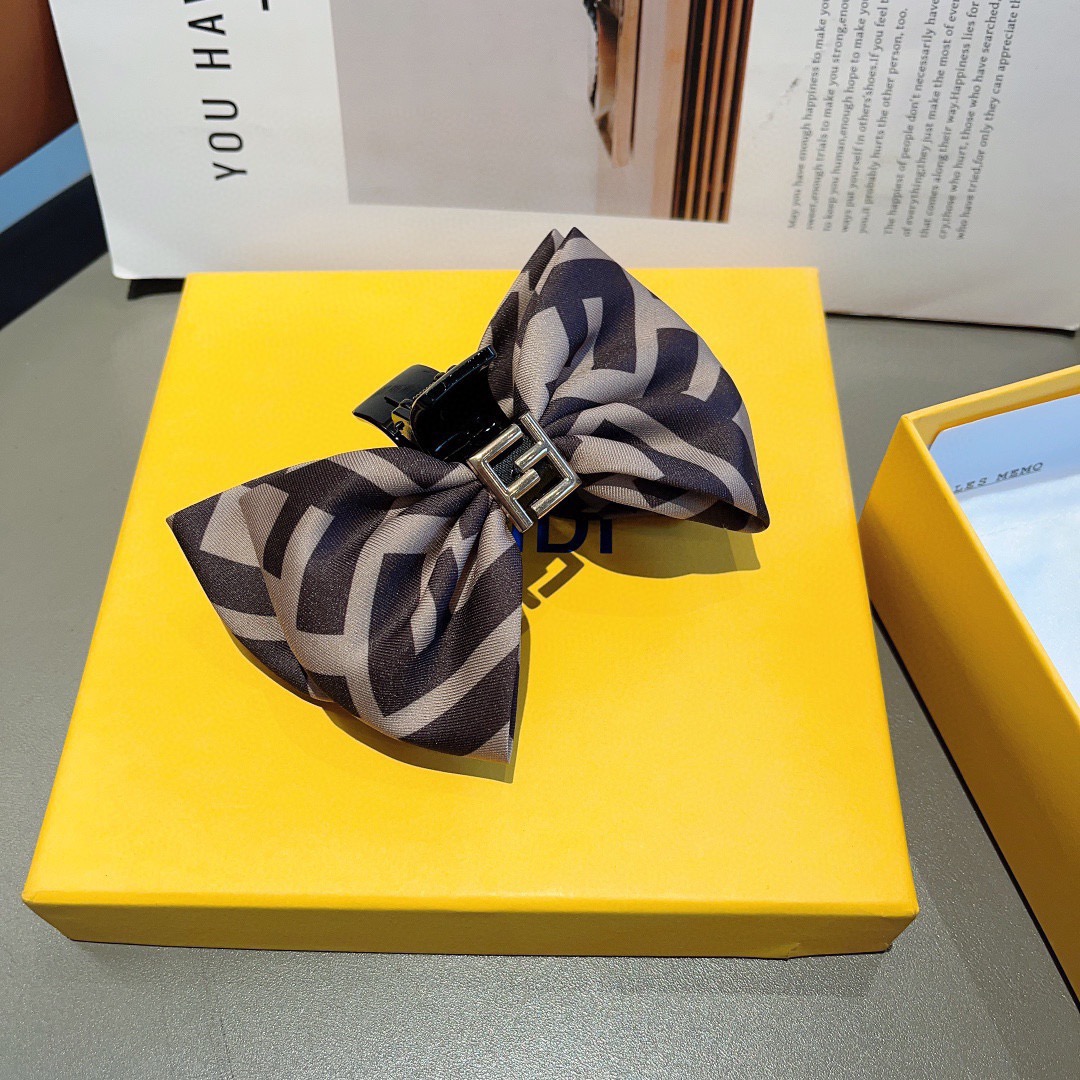 配包装FENDI （芬迪）新款发夹，亚克力抓夹，超精美边，女神必备单品，非常百搭，时尚潮流！