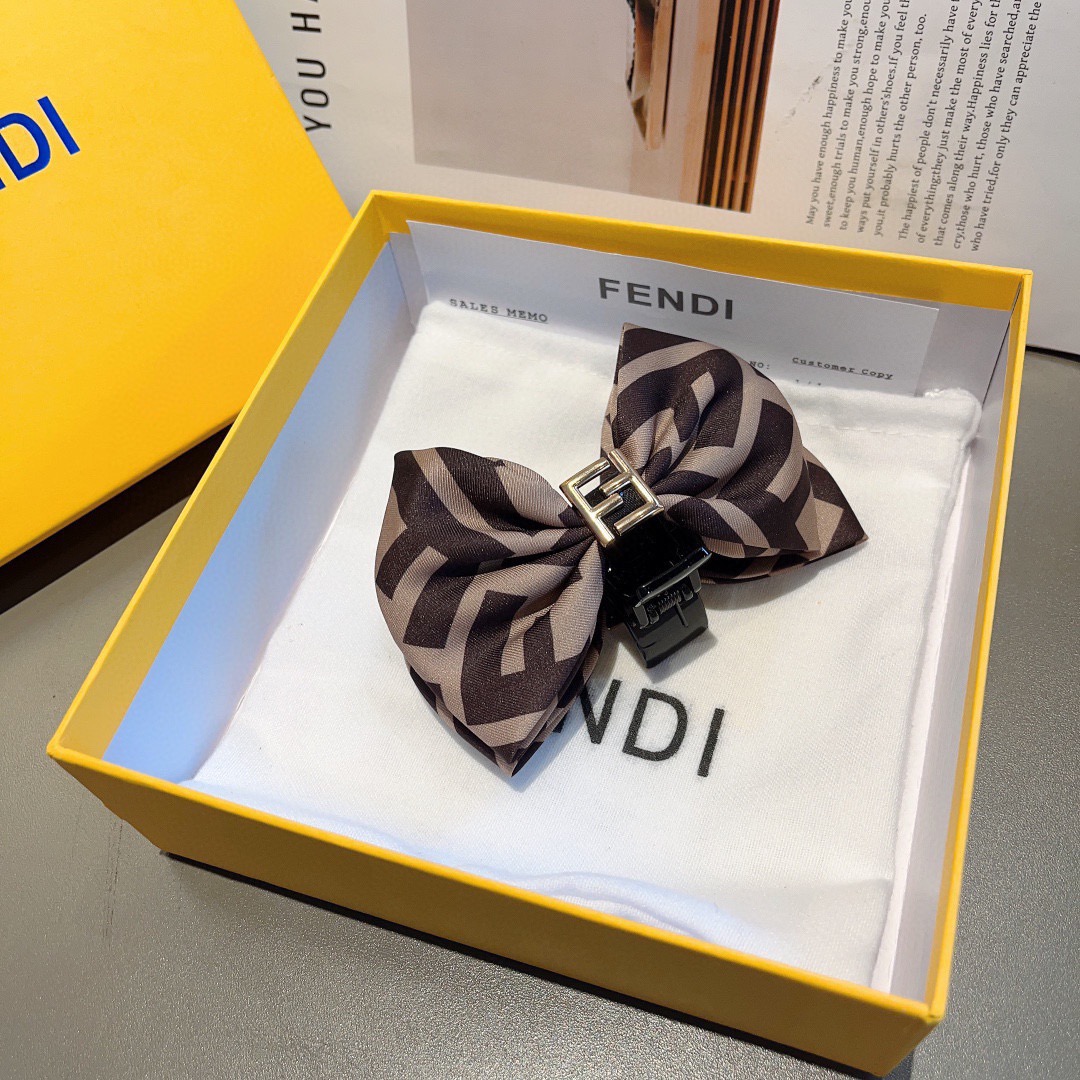 配包装FENDI （芬迪）新款发夹，亚克力抓夹，超精美边，女神必备单品，非常百搭，时尚潮流！